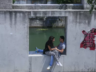 ﻿simbolična fotografija, zaljubljenca, mladost, mladostniška ljubezen, par, Ljubljana, Hribarjevo nabrežjefoto: Bojan Velikonja