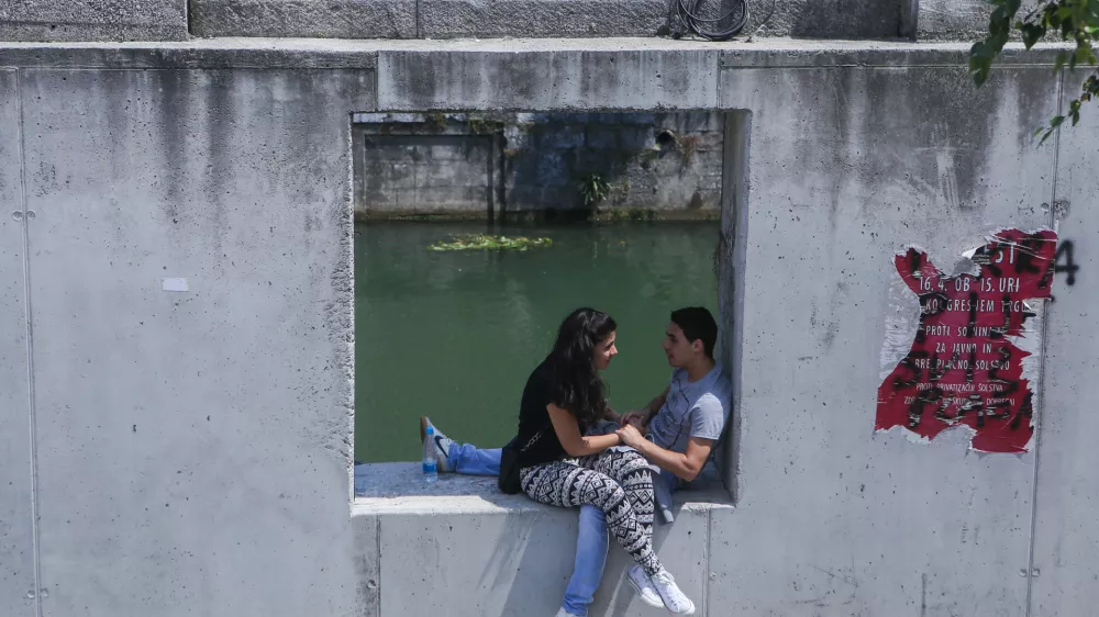 ﻿simbolična fotografija, zaljubljenca, mladost, mladostniška ljubezen, par, Ljubljana, Hribarjevo nabrežjefoto: Bojan Velikonja