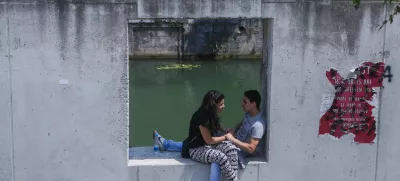 ﻿simbolična fotografija, zaljubljenca, mladost, mladostniška ljubezen, par, Ljubljana, Hribarjevo nabrežjefoto: Bojan Velikonja