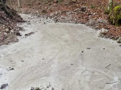 Prevoznik je odpadni gradbeni material namesto na deponiji odložil na več krajih v Triglavskem narodnem parku in na vodovarstvenem območju. Foto: občina Gorje