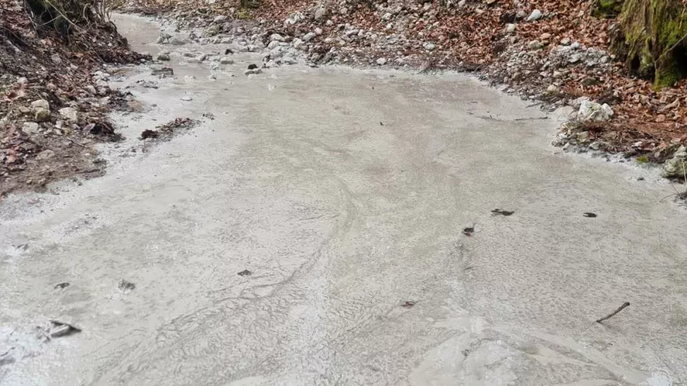 Prevoznik je odpadni gradbeni material namesto na deponiji odložil na več krajih v Triglavskem narodnem parku in na vodovarstvenem območju. Foto: občina Gorje