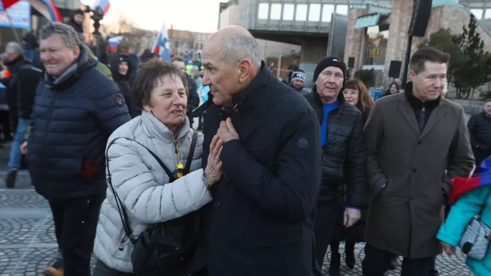 Janez Janša resno začenja mobilizacijo volilcev za vrnitev na oblast in napake vlade mu gredo na roke. Foto: Bojan Velikonja