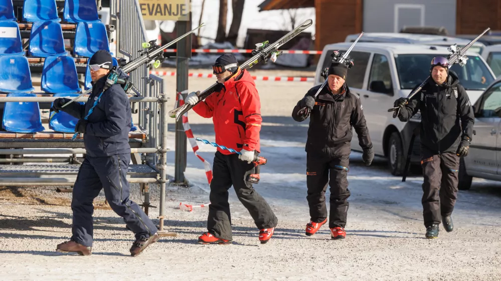 Kranjska Gora, Podkoren.Termin za izjave vodilnih predstavnikov Pokala Vitranc in svetovnega pokala v alpskem smucanju po snezni kontroli Mednarodne smucarske zveze (FIS).