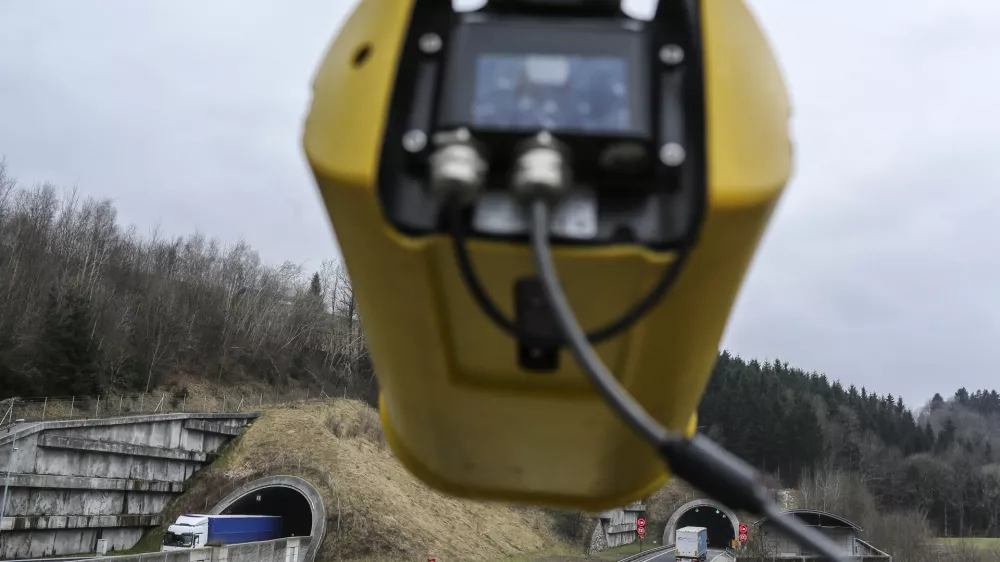 - sektorska kamera pred predorom Trojane - Dars v sodelovanju s policijo uvaja pilotni projekt sektorskega merjenja povprečnih hitrosti vožnje na petkilometrskem odseku trojanskih predorov. - 16.03.2016 - Družba za avtoceste v Republiki Sloveniji (DARS) - Trojane - &scaron;tajerska avtocesta - sektorsko merjenje hitrosti prehitrih voznikov na avtocesti prek Trojan - //FOTO: Jaka Gasar