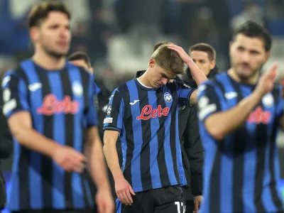 Atalanta's Charles De Ketelaere, center, reacts after a Champions League, playoff second leg, soccer match between Atalanta and Club Brugge in Bergamo, Italy, Tuesday, Feb.18, 2025. (Spada/LaPresse via AP)