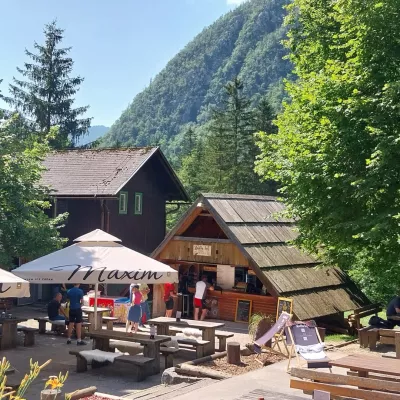 Nekateri objekti v lasti MKK naj bi se oddajali kar brez najemnine, večina najemnin pa naj ne bi bila tržnih, nekatere naj bi bile celo smešno nizke, zatrjujejo naši viri. Na fotografiji Dom v Kamniški Bistrici, ki je v lasti MKK. Foto: Vesna Levičnik