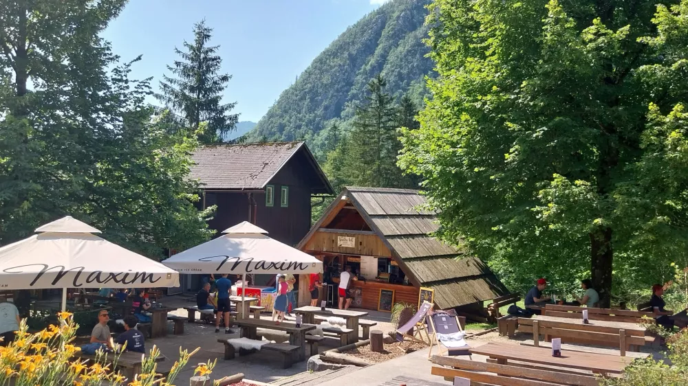 Nekateri objekti v lasti MKK naj bi se oddajali kar brez najemnine, večina najemnin pa naj ne bi bila tržnih, nekatere naj bi bile celo smešno nizke, zatrjujejo naši viri. Na fotografiji Dom v Kamniški Bistrici, ki je v lasti MKK. Foto: Vesna Levičnik