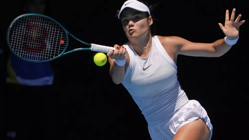 FILE - Emma Raducanu of Britain plays a forehand return to Iga Swiatek of Poland during their third round match at the Australian Open tennis championship in Melbourne, Australia, Saturday, Jan. 18, 2025. (AP Photo/Asanka Brendon Ratnayake, File)