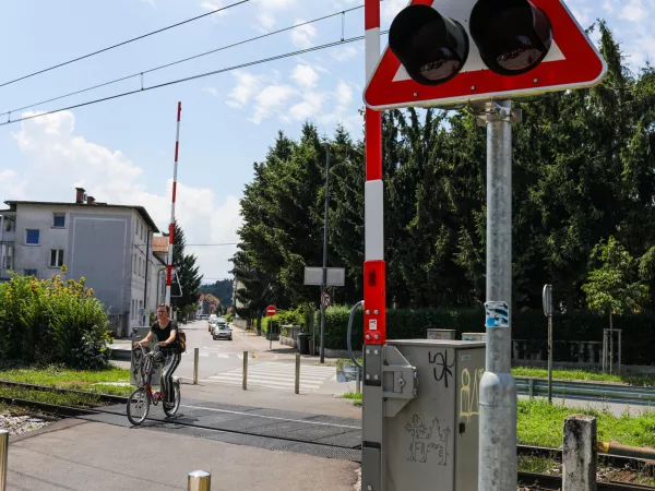 Z gradnjo Atletskega centra Ljubljana bo obstoječi prehod čez železniško progo nadomestil podhod, ki bo povezal Goriško ulico in nove športne objekte. Foto: Bojan Velikonja