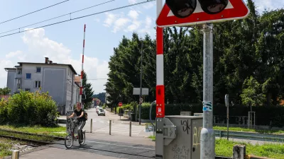 Z gradnjo Atletskega centra Ljubljana bo obstoječi prehod čez železniško progo nadomestil podhod, ki bo povezal Goriško ulico in nove športne objekte. Foto: Bojan Velikonja