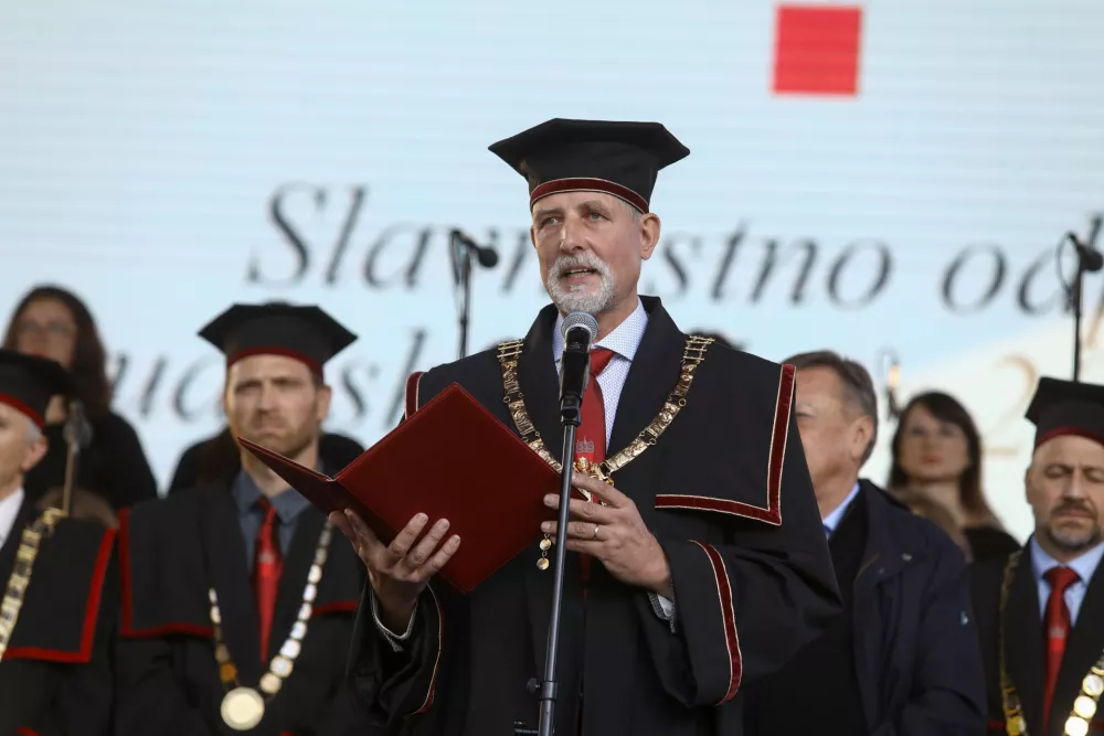 rektor ljubljanske univerze Gregor Majdič- 03.10.2022 – Pozdrav brucem 2022 – novo študijsko leto za približno 65.130 študentk in študentov na visokošolskem ter 10.000 na višjem strokovnem izobraževanju - sprejem brucev in bruck Univerze v Ljubljani na Kongresnem trgu -  //FOTO: Luka Cjuha