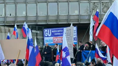 Janez Janša na odru pred zbranimi protestniki. Foto: Gašper Stražišar