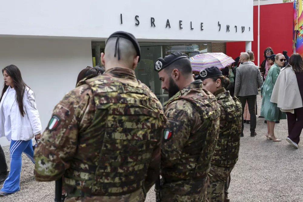 Izraelski paviljon v Vrtovih je zaradi protestov lani varovala italijanska policija. / Foto: Jaka Gasar