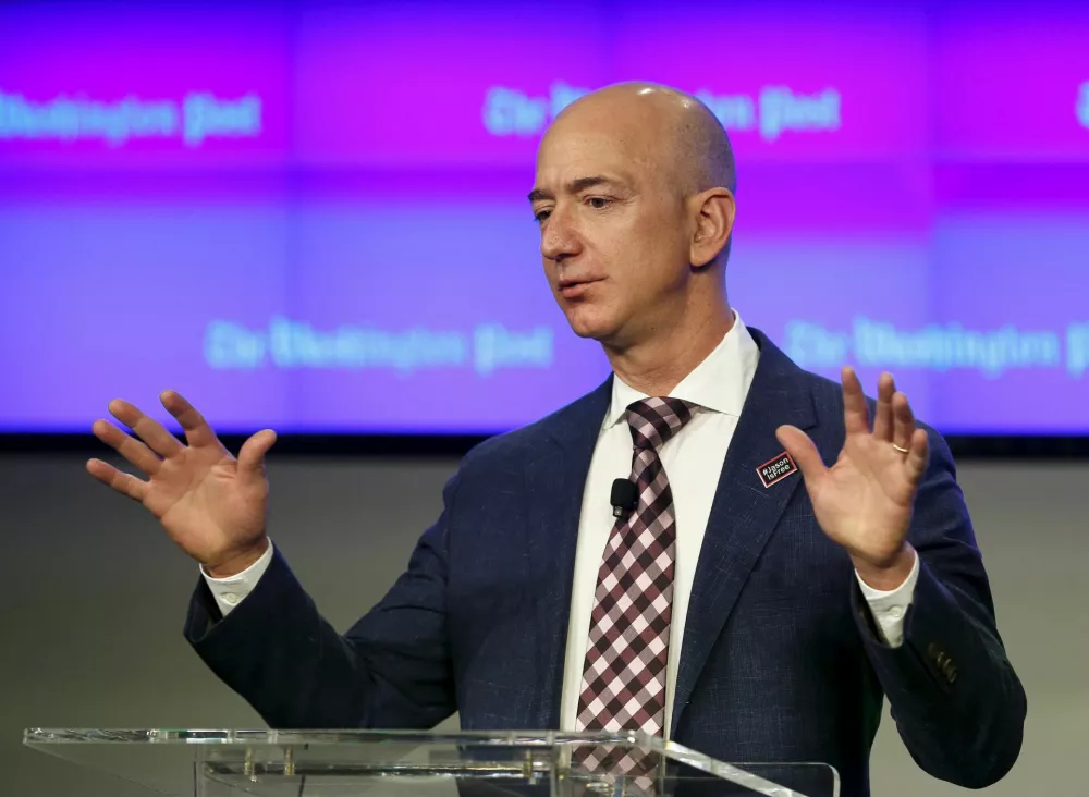 Jeff Bezos, tudi lastnik časnika The Washington Post, v Trumpovi eri vse bolj posega v uredniško politiko časopisa. / Foto: Reuters