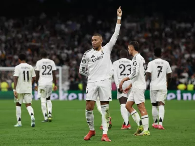 Soccer Football - Champions League - Knockout Phase Playoff - Second Leg - Real Madrid v Manchester City - Santiago Bernabeu, Madrid, Spain - February 19, 2025 Real Madrid's Kylian Mbappe celebrates scoring their third goal to complete his hat-trick REUTERS/Violeta Santos Moura