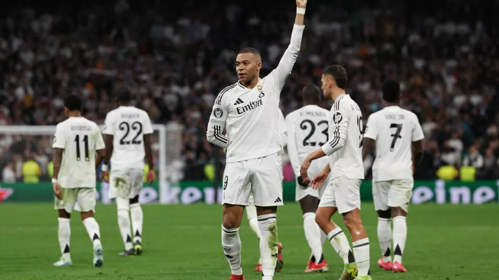 Soccer Football - Champions League - Knockout Phase Playoff - Second Leg - Real Madrid v Manchester City - Santiago Bernabeu, Madrid, Spain - February 19, 2025 Real Madrid's Kylian Mbappe celebrates scoring their third goal to complete his hat-trick REUTERS/Violeta Santos Moura