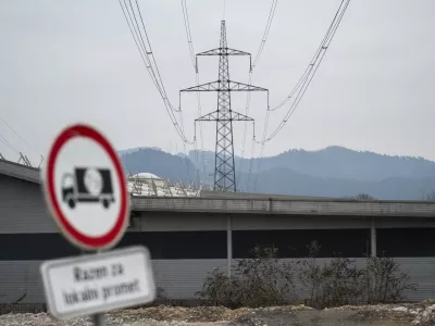 Cena elektrike je osrednja politična tema letošnje zime. Iz mednarodne perspektive se v Sloveniji na področju cen električne energije ni zgodilo nič dramatičnega. Foto: Nik Erik Neubauer