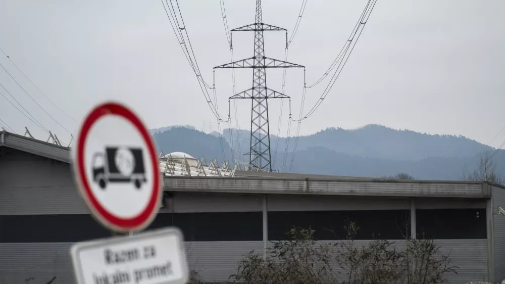 Cena elektrike je osrednja politična tema letošnje zime. Iz mednarodne perspektive se v Sloveniji na področju cen električne energije ni zgodilo nič dramatičnega. Foto: Nik Erik Neubauer