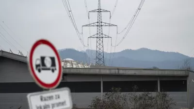 Cena elektrike je osrednja politična tema letošnje zime. Iz mednarodne perspektive se v Sloveniji na področju cen električne energije ni zgodilo nič dramatičnega. Foto: Nik Erik Neubauer