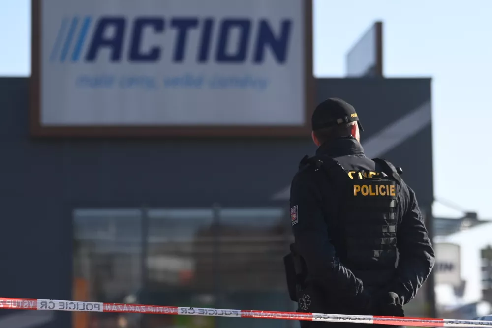 20 February 2025, Czech Republic, Hradec Kralove: Police intervene in a commercial zone where two women were killed in a knife attack. Authorities have arrested the suspect. Photo: Vostárek Josef/CTK/dpa