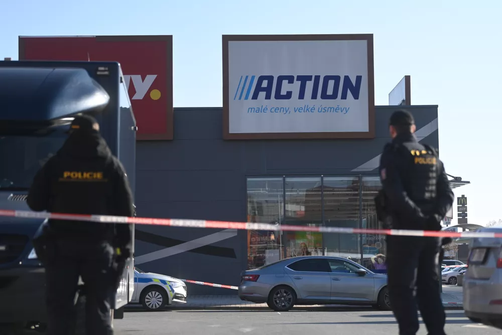 20 February 2025, Czech Republic, Hradec Kralove: Police intervene in a commercial zone where two women were killed in a knife attack. Authorities have arrested the suspect. Photo: Vostárek Josef/CTK/dpa