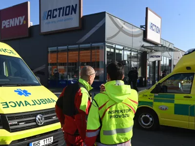 20 February 2025, Czech Republic, Hradec Kralove: Police intervene in a commercial zone where two women were killed in a knife attack. Authorities have arrested the suspect. Photo: Vostárek Josef/CTK/dpa