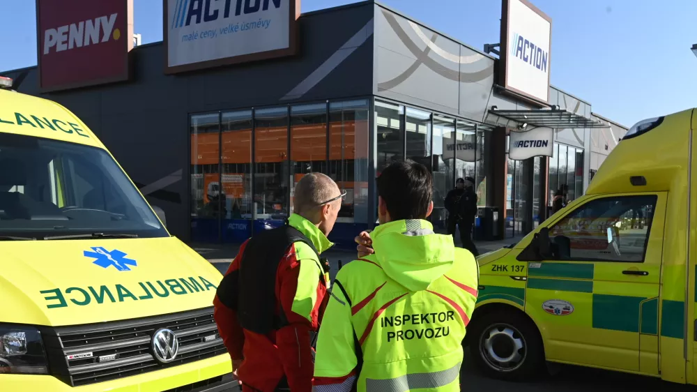 20 February 2025, Czech Republic, Hradec Kralove: Police intervene in a commercial zone where two women were killed in a knife attack. Authorities have arrested the suspect. Photo: Vostárek Josef/CTK/dpa