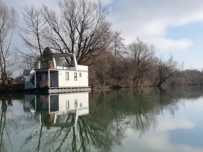 Hiška na Ljubljanici F Bralec