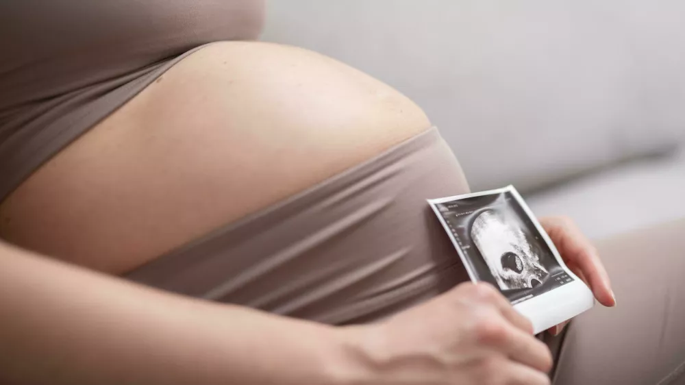 2JHB1WA Pregnant woman belly. Pregnancy Concept. Pregnant tummy close up. Detail of pregnant woman relaxing on comfortable sofa at home. Foto: Reuters/Alamy