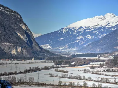 P93FPW Oberdrauburg, Oberkarnten, Karntner Tor, Kreuzeck, Kreuzeck Gruppe, Schleinitz, Zettersfeld, Winter, Schnee, Schneedecke, Drautal, Drau, Dorf, Markt. Foto: Reuters/Alamy