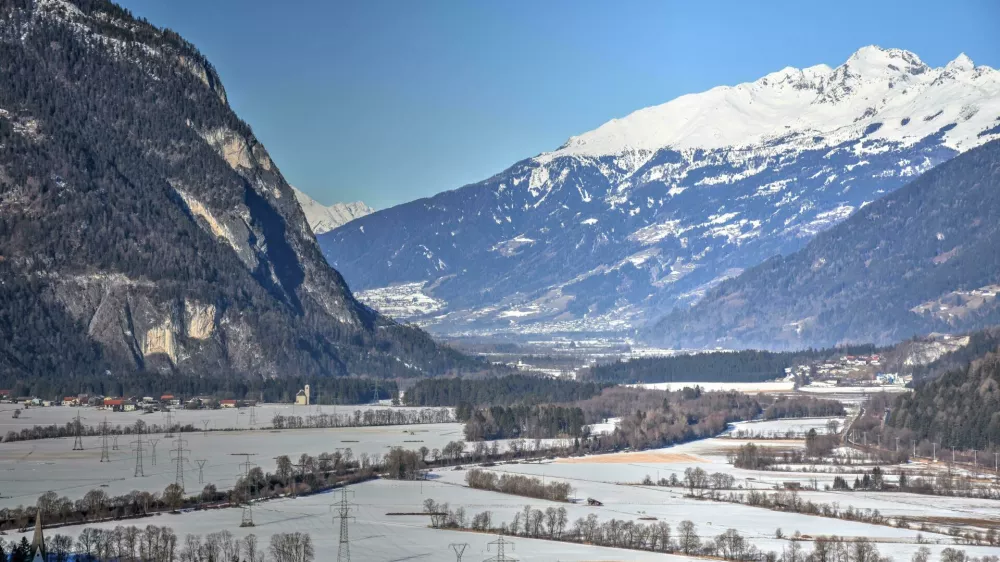 P93FPW Oberdrauburg, Oberkarnten, Karntner Tor, Kreuzeck, Kreuzeck Gruppe, Schleinitz, Zettersfeld, Winter, Schnee, Schneedecke, Drautal, Drau, Dorf, Markt. Foto: Reuters/Alamy