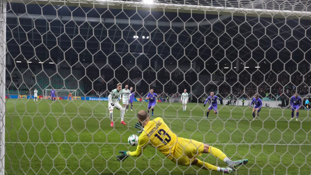 Olimpija je imela najlepšo priložnost v uvodnih minutah, ko je španski krilni napadalec Alex Blanco takole naivno zastreljal enajstmetrovko. Foto: Bojan Velikonja