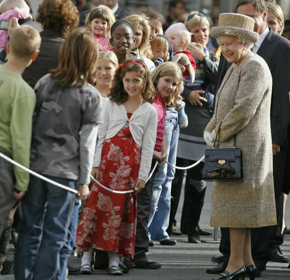 Britanska kraljica Elizabeta II. na Tromostovju v Ljubljani / Foto: Luka Cjuha/ Dokumentacija