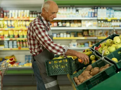 Na pristojnem ministrstvu so predlagali več ukrepov za spodbujanje delovne aktivnosti starejših, med njimi tudi načrt prilagoditve delovne obremenitve v obdobju med 55. in 60. letom starosti. / Foto: iStock