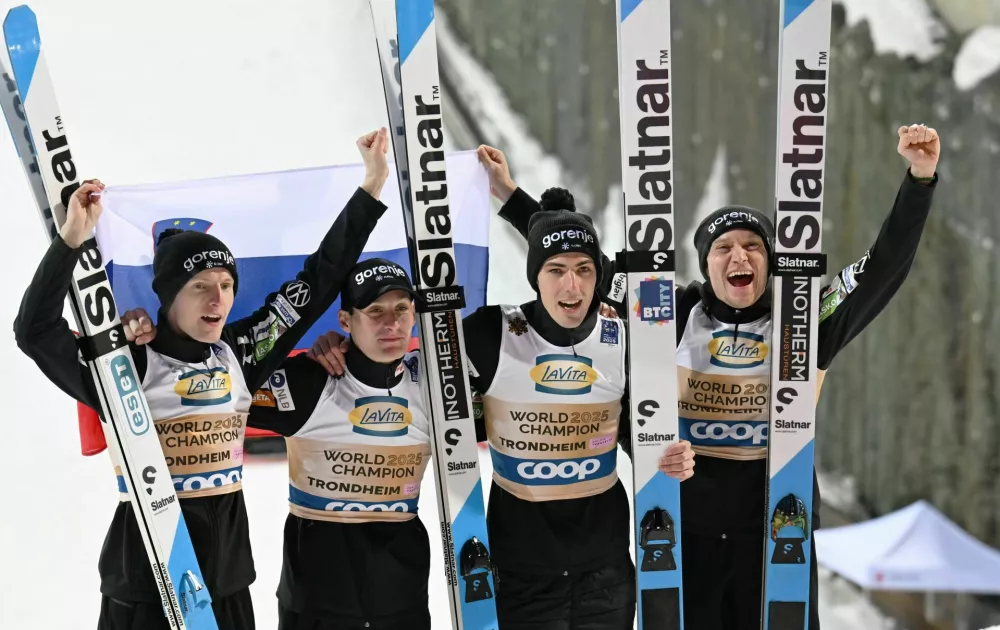 06 March 2025, Norway, Trondheim: (L-R) Slovenia jumpers Lovro Kos, Domen Prevc, Timi Zajc and Anze Lanisek celebrate their first place after the men's team jumping 2nd round event at the FIS Ski Jumping World Championship in Trondheim. Photo: Hendrik Schmidt/dpa / Foto: Hendrik Schmidt