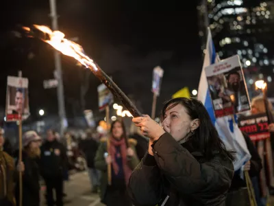 20 February 2025, Israel, Tel Aviv: Israelis light torches at Hostage Square in Tel Aviv, after the handover of the bodies of 4 Israeli hostages by Hamas. Hamas on Thursday turned over to Israel the bodies of four hostages held in the Gaza Strip, including the presumed remains of two young boys and their mother. Photo: Ilia Yefimovich/dpa