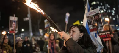 20 February 2025, Israel, Tel Aviv: Israelis light torches at Hostage Square in Tel Aviv, after the handover of the bodies of 4 Israeli hostages by Hamas. Hamas on Thursday turned over to Israel the bodies of four hostages held in the Gaza Strip, including the presumed remains of two young boys and their mother. Photo: Ilia Yefimovich/dpa