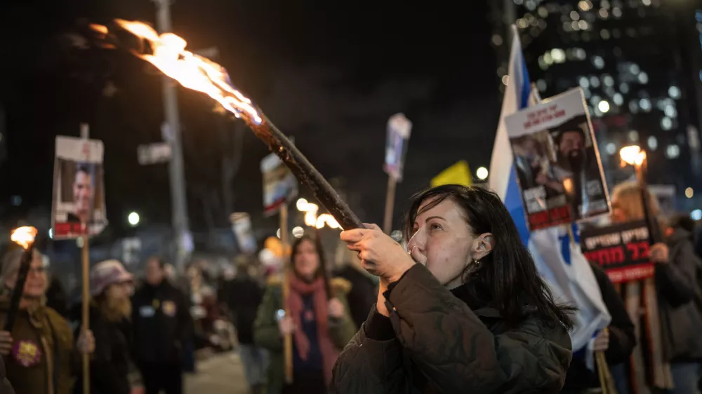 20 February 2025, Israel, Tel Aviv: Israelis light torches at Hostage Square in Tel Aviv, after the handover of the bodies of 4 Israeli hostages by Hamas. Hamas on Thursday turned over to Israel the bodies of four hostages held in the Gaza Strip, including the presumed remains of two young boys and their mother. Photo: Ilia Yefimovich/dpa