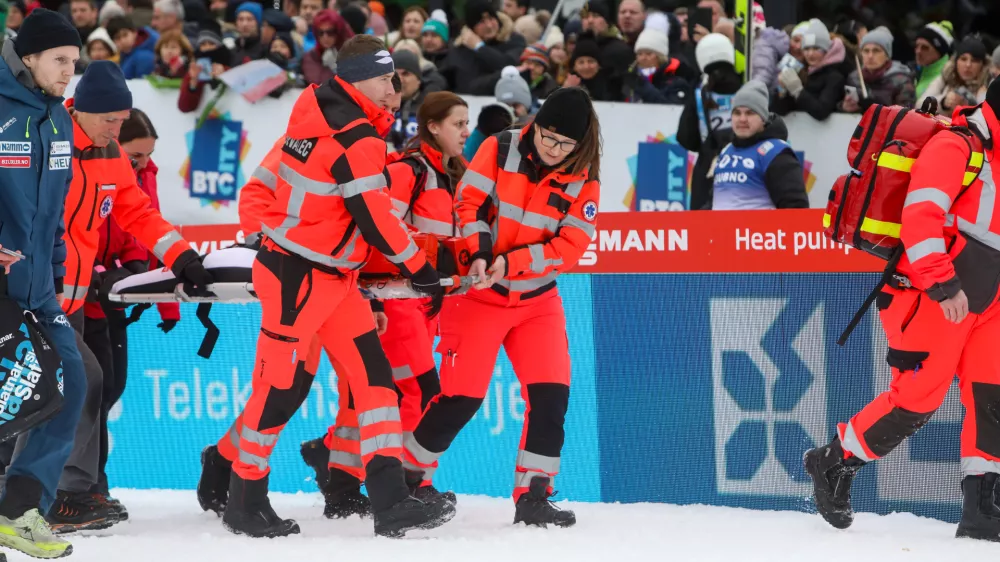 - Thea Minyian Bjoersth, hud padec,- 15.02.2025. - Svetovni pokal v smučarskih skokih za ženske Ljubno 2025.//FOTO: Bojan Velikonja