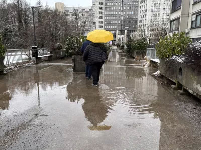 V deževnih dneh nadhod povsem prekrijejo luže. Foto: Tamara Čalošević