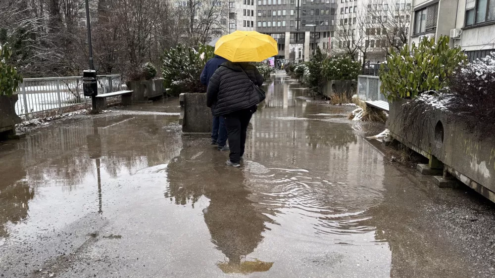 V deževnih dneh nadhod povsem prekrijejo luže. Foto: Tamara Čalošević