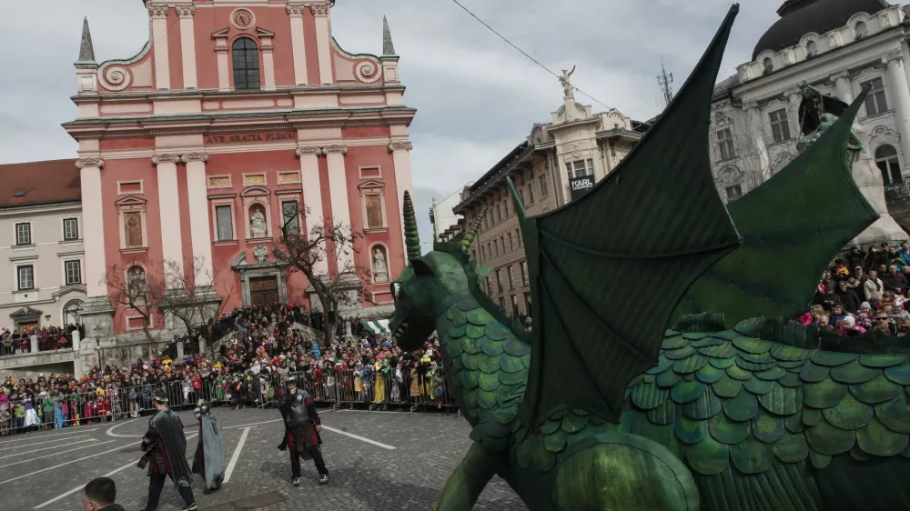 ﻿- maskota karnevala - zmaj, Frančiškanska cerkev - Prešernov trg - - Zmajev karneval v Ljubljani 2014 - pustni karneval na ljubljanskih ulicah posvečen 2000-letnici rimske Emone - pustne maske - pust - pustovanje   //FOTO: Luka Cjuha.