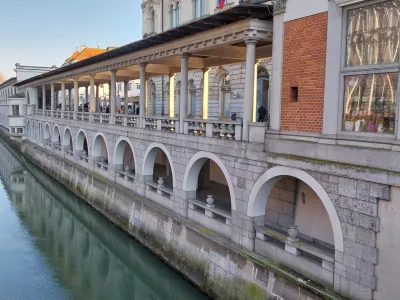 Plečnikove arkade - Ljubljanica - Plečnikove tržnice - nekdanji gostinski lokal Ribica