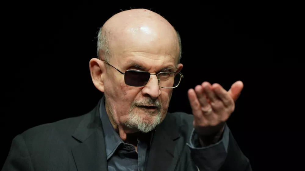 FILED - 16 May 2024, Berlin: British author Salman Rushdie, at the Deutsches Theater during a photocall before the reading of his book "Knife. Two and a half years after the attack on Indian-born British writer Salman Rushdie, a jury in the US has found the attacker guilty. Photo: Soeren Stache/dpa