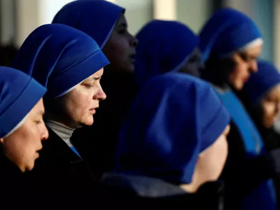 Nuns pray the Rosary in front of Gemelli Hospital, where Pope Francis is admitted for treatment, in Rome, Italy, February 22, 2025. REUTERS/Vincenzo Livieri   TPX IMAGES OF THE DAY