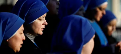 Nuns pray the Rosary in front of Gemelli Hospital, where Pope Francis is admitted for treatment, in Rome, Italy, February 22, 2025. REUTERS/Vincenzo Livieri   TPX IMAGES OF THE DAY