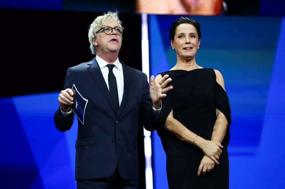 Jury President Todd Haynes speaks next to host Desiree Nosbusch during the awards ceremony at the 75th Berlinale International Film Festival in Berlin, Germany, February 22, 2025. REUTERS/Fabrizio Bensch