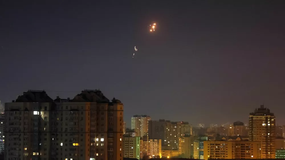 Tracers and explosions are seen in the night sky as Ukrainian servicemen fire at the drone during a Russian drone strike, amid Russia's attack on Ukraine, in Kyiv, Ukraine February 23, 2025. REUTERS/Gleb Garanich