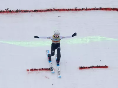 Nika Prevc je do novih dveh zmag prišla tudi po zaslugi lepega doskoka v telemark. Foto: Reuters