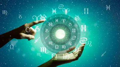 Astrological zodiac signs inside of horoscope circle. Astrology, knowledge of stars in the sky over the milky way and moon. The power of the universe concept. / Foto: Peach_istock